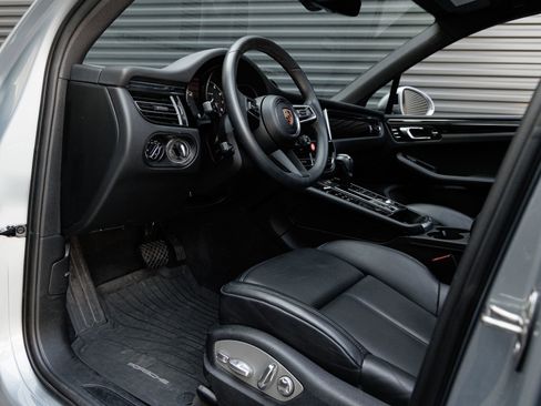 Certified 2025 Porsche Macan AWD/4WD image 4