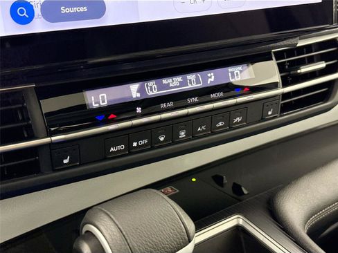 Certified 2026 Toyota Sienna XLE FWD image 27
