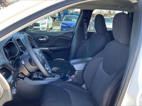 Used 2019 Jeep Cherokee Latitude w/ Cold Weather Group image 8