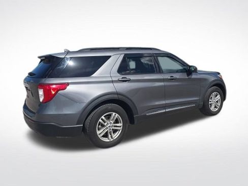 Used 2024 Ford Explorer XLT RWD image 3