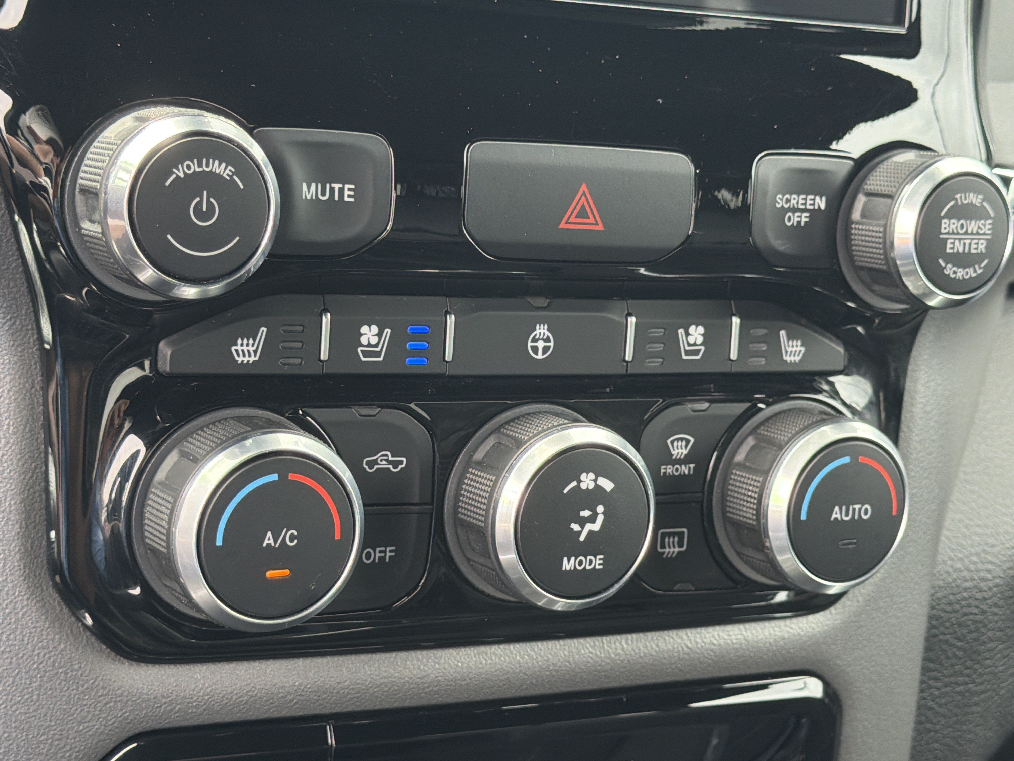 Used 2024 RAM 1500 Laramie RWD image 32