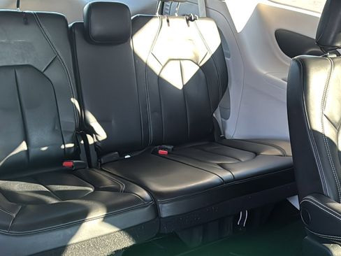 Used 2023 Chrysler Pacifica Touring-L image 15