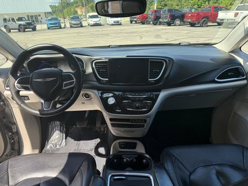 Used 2022 Chrysler Pacifica Touring-L w/ Uconnect Theater Family Group FWD image 20