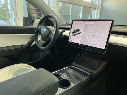 Used 2022 Tesla Model Y Long Range AWD/4WD image 34