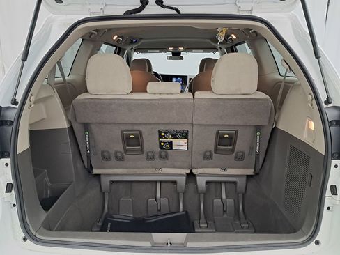 Used 2020 Toyota Sienna L image 24