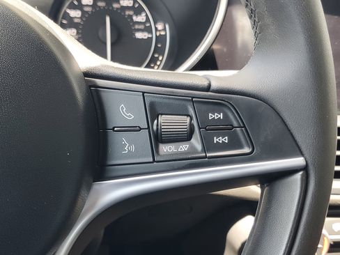 Used 2018 Alfa Romeo Giulia image 22