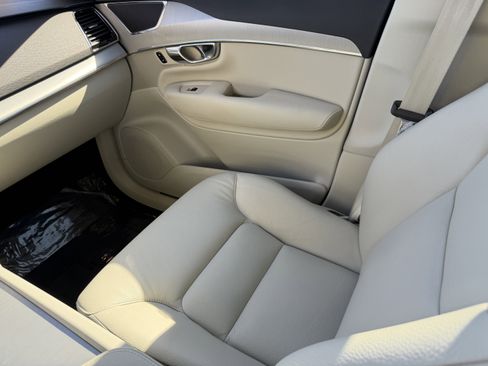 Certified 2022 Volvo XC90 T5 Momentum image 16