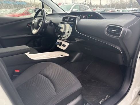 Used 2016 Toyota Prius Four image 9