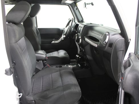 Used 2012 Jeep Wrangler Rubicon w/ PWR Convenience Group image 21