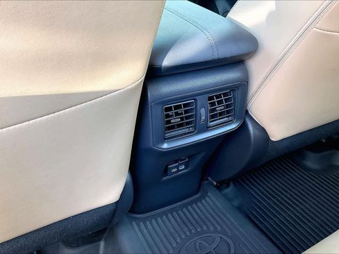Used 2022 Toyota RAV4 XLE Premium image 33