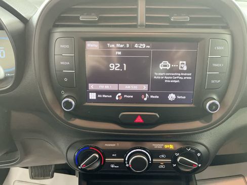 Used 2023 Kia Soul LX image 18