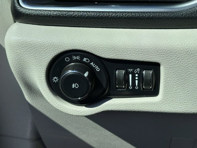 Used 2023 Chrysler Pacifica Limited FWD image 12