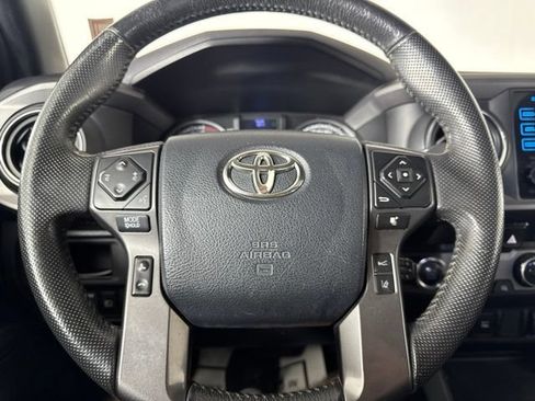 Used 2018 Toyota Tacoma TRD Sport AWD/4WD image 17