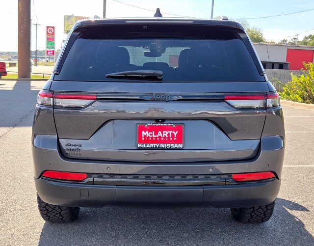 Used 2023 Jeep Grand Cherokee Altitude AWD/4WD image 6