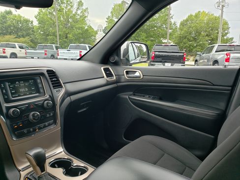 Used 2017 Jeep Grand Cherokee Laredo w/ Quick Order Package 2BE RWD image 18