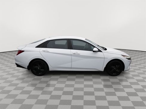 Used 2023 Hyundai Elantra Blue image 4
