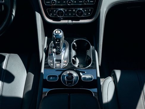 Used 2024 Bentley Bentayga Extended Wheelbase AWD/4WD image 32