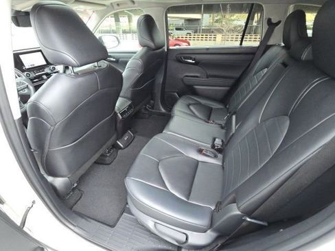 Certified 2024 Toyota Highlander XLE image 12