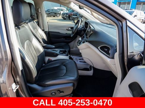 Used 2021 Chrysler Pacifica Touring-L FWD image 16