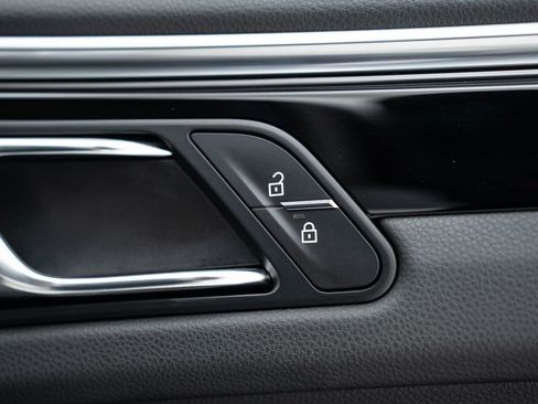 Used 2024 Porsche Macan Base w/ Premium Plus Package image 50