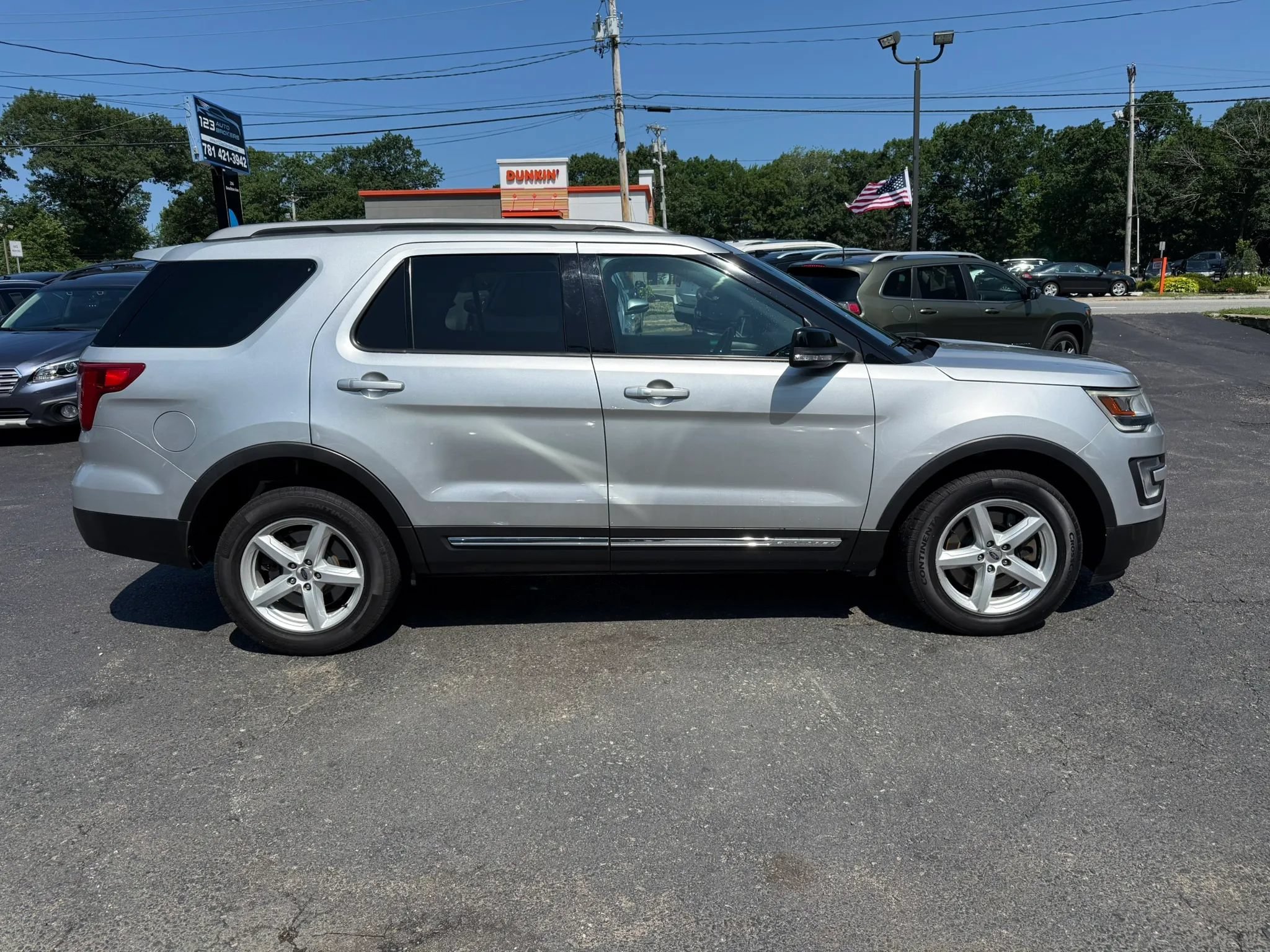 Used 2016 Ford Explorer XLT w/ Equipment Group 202A AWD/4WD image 8