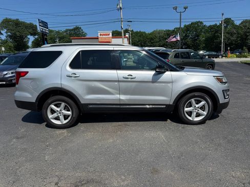 Used 2016 Ford Explorer XLT w/ Equipment Group 202A AWD/4WD image 8