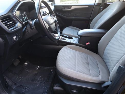 Used 2022 Ford Escape SE w/ SE Sport Appearance Package image 9