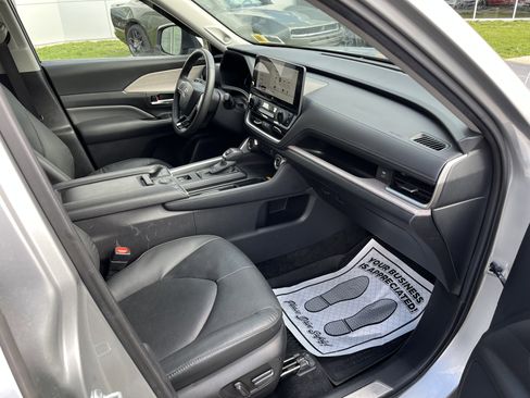 Used 2024 Toyota Grand Highlander Limited image 10