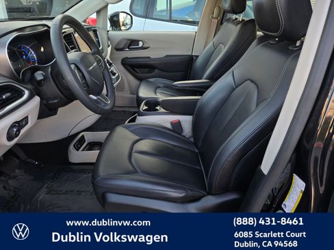 Used 2024 Chrysler Pacifica Select image 18