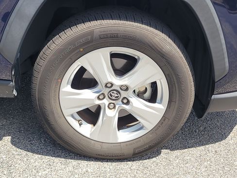 Used 2019 Toyota RAV4 XLE w/ Convenience Package FWD image 10
