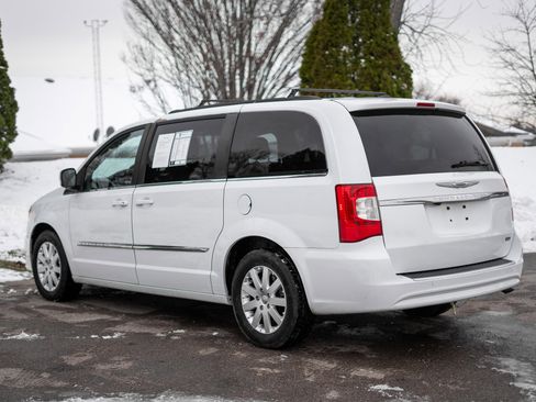 Used 2016 Chrysler Town & Country Touring image 7