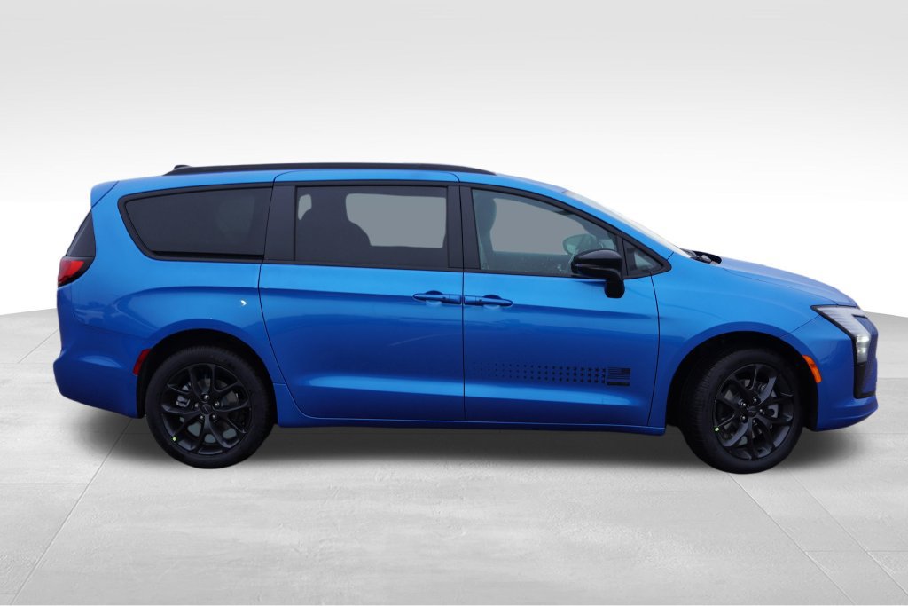 New 2027 Chrysler Pacifica Select AWD/4WD image 2