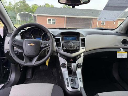 Used 2014 Chevrolet Cruze LS FWD image 10