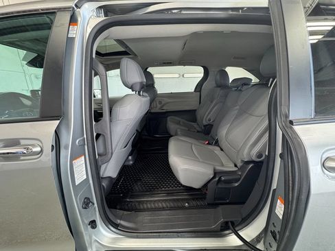 Used 2024 Toyota Sienna XLE FWD image 19