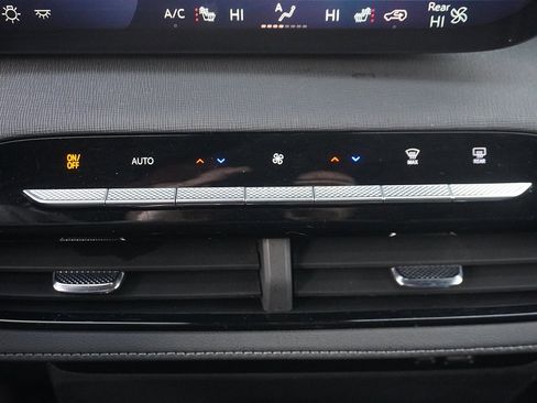 Used 2025 Buick Enclave Preferred w/ Power Package image 62