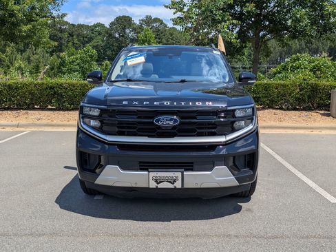 Certified 2025 Ford Expedition Max Platinum w/ Driver's Package AWD/4WD image 9