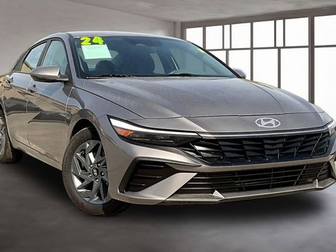Used 2024 Hyundai Elantra SEL FWD image 3