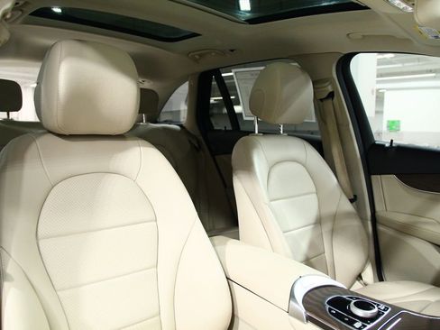 Used 2019 Mercedes-Benz GLC 300 4MATIC image 25