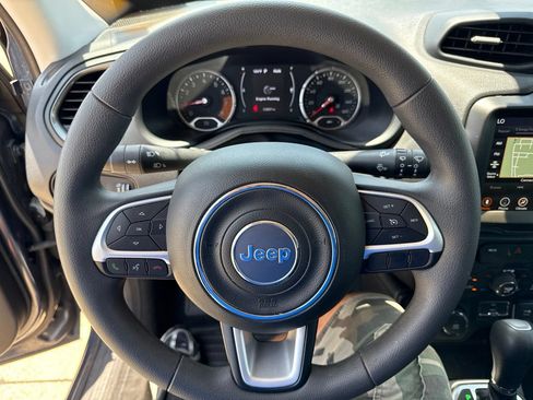 Used 2023 Jeep Renegade Latitude AWD/4WD image 21