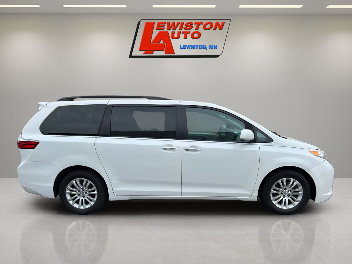 Used 2017 Toyota Sienna XLE FWD image 13