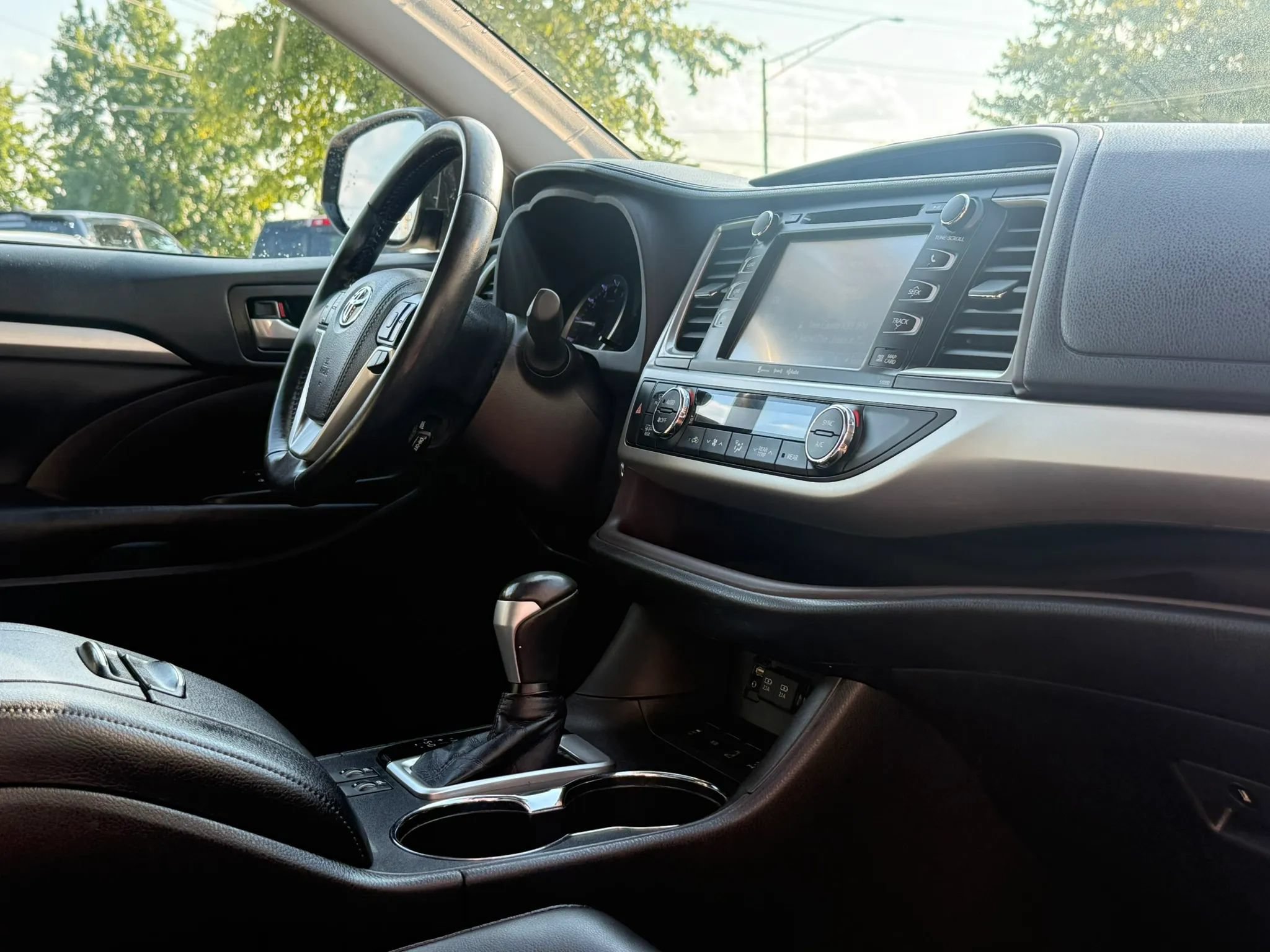 Used 2019 Toyota Highlander XLE AWD/4WD image 15
