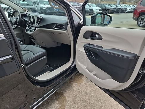 Used 2024 Chrysler Pacifica Touring-L image 67