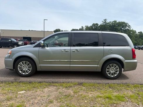 Used 2015 Chrysler Town & Country Touring-L w/ Driver Convenience Group FWD image 3
