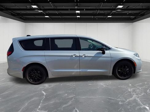 Used 2024 Chrysler Pacifica Touring-L FWD image 6