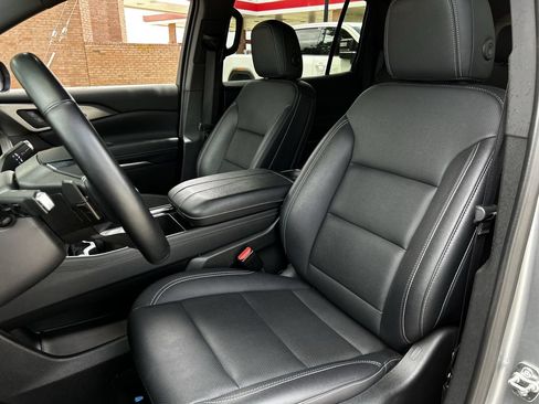 Used 2025 Chevrolet Traverse LT FWD image 27
