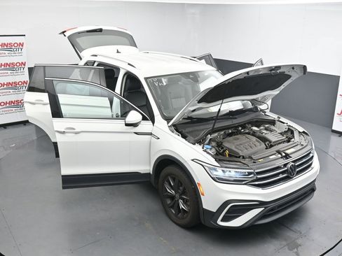 Used 2024 Volkswagen Tiguan SE AWD/4WD image 40