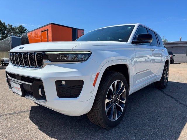 Used 2022 Jeep Grand Cherokee Overland w/ Luxury Tech Group IV AWD/4WD image 3