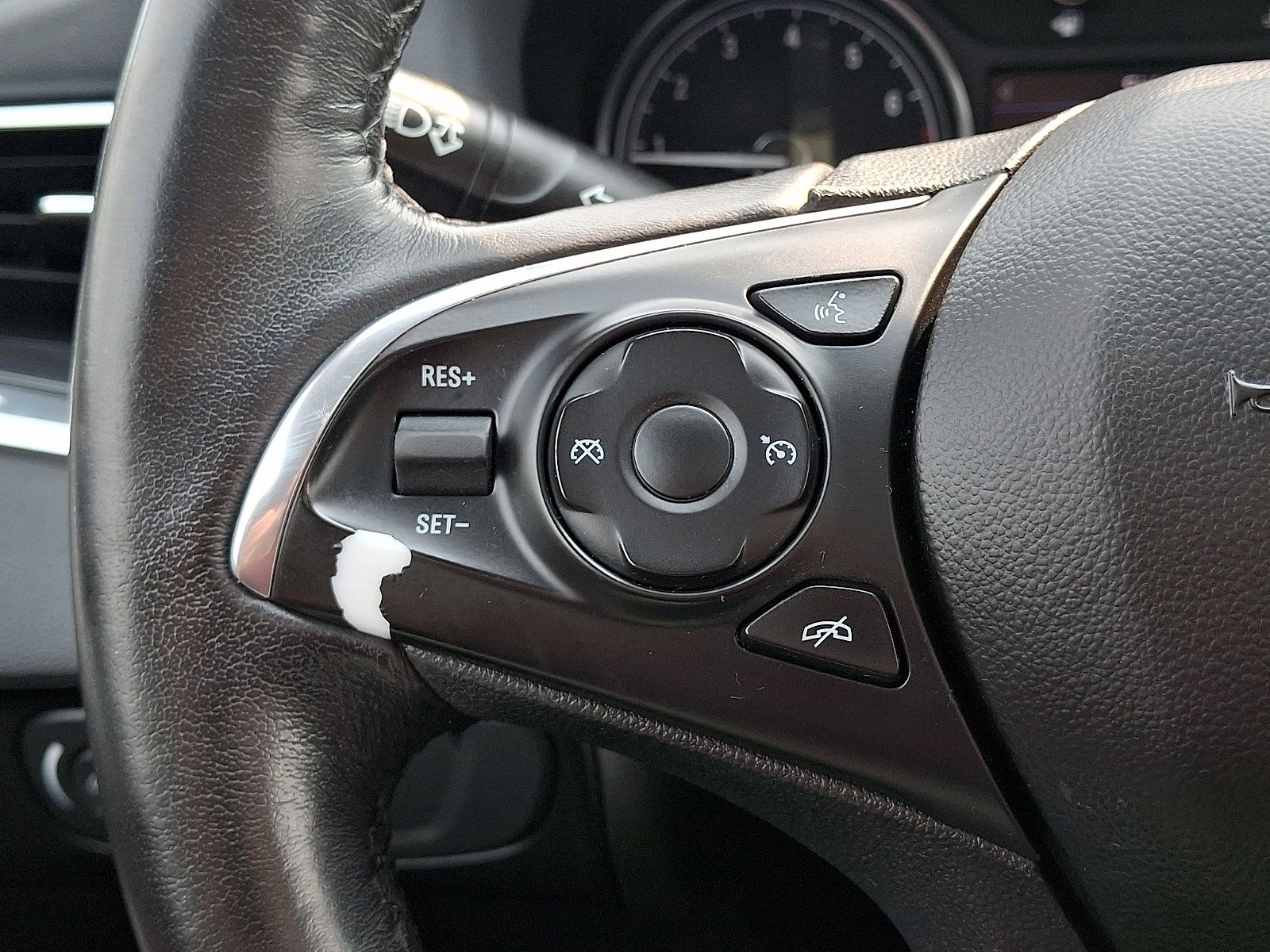 Used 2020 Buick Enclave Essence w/ Sound and Sites Package FWD image 28