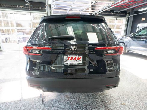 Used 2024 Toyota Grand Highlander XLE image 3