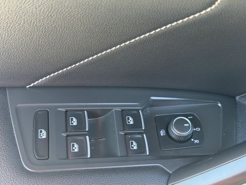 Used 2024 Volkswagen Tiguan SE image 18